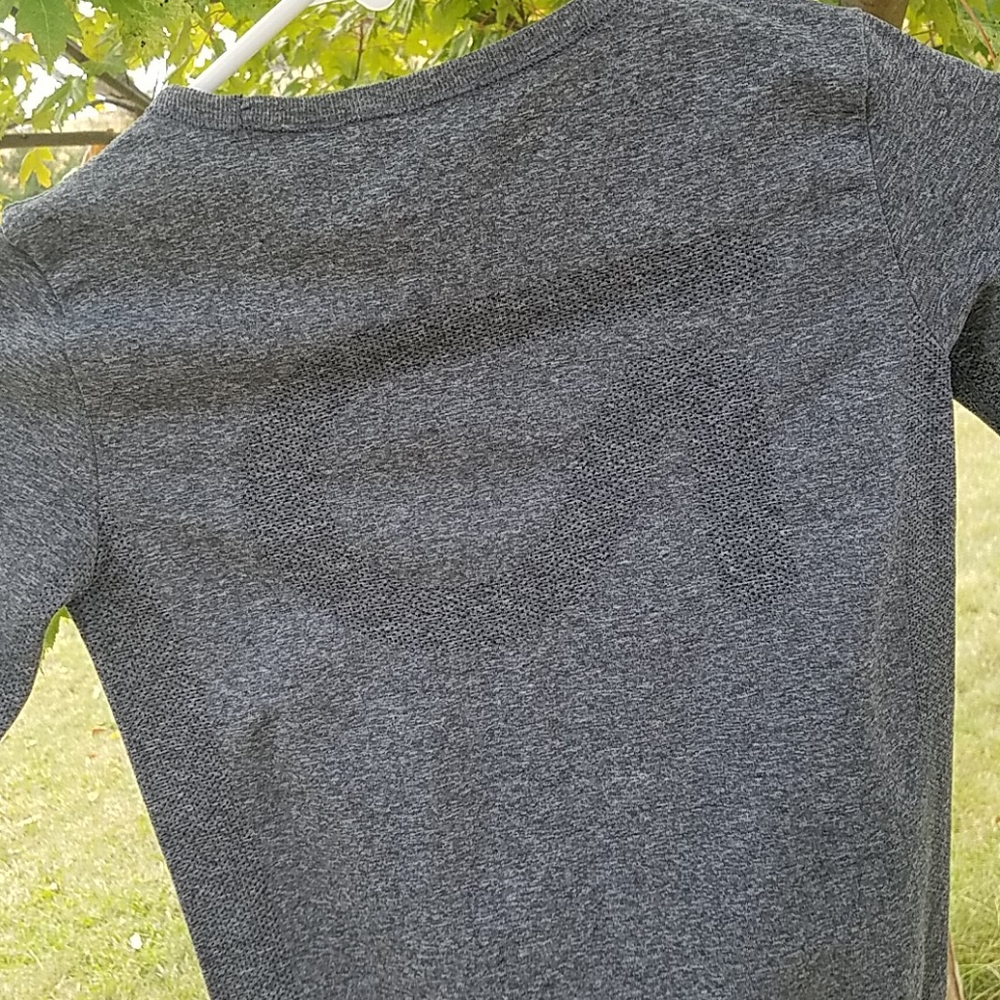 Gap fit size small heather gray long sleeve thumb holes - Picture 4 of 5